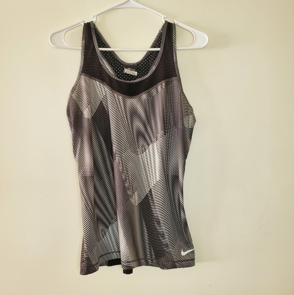 Nike 2pc lot Lightweight Racerback Athleisure Tanks size medium